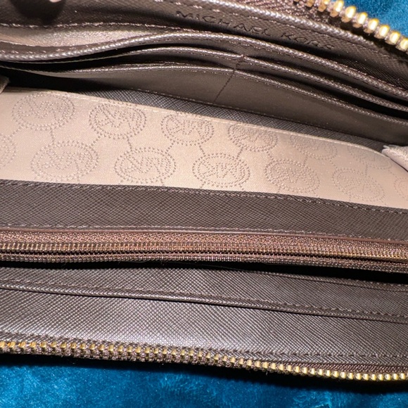 Michael Kors Jet Set Travel Logo Wallet - Picture 8 of 11